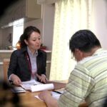 ＜盗撮＞ 意外とヤレる！！保険外交員のオバサン 『FANZA』