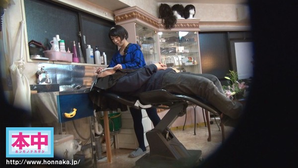 ＜盗撮＞ 街で見つけた美少女店員さんを本物中出しデビューさせちゃいまし...