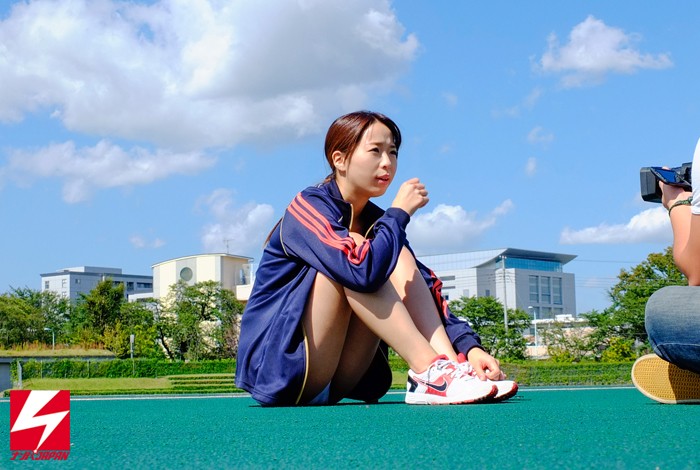 ＜盗撮＞ どんどん大きく発育中のバストに悩む美少女は某名門大学の陸上部...