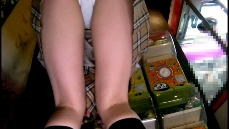 ＜盗撮＞ 女子校生盗撮マニアからの投稿！！～ゲーセン ガチャガチャ編～...