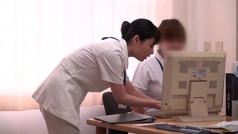 ＜盗撮＞ 覗いてすべて丸裸！勤務の合間に院内で密会SEXする看護師を覗...