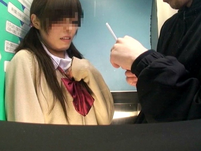 ＜盗撮＞ C県K市の証明写真機でエッチなことが行われているらしいのでカ...