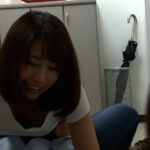 ＜盗撮＞ アダルトビデオを見てイキそうなところを邪魔されたと乗り込んで来た隣人の女性！責任とれとばかりにボクのチ○ポをまさぐり出し… 『FANZA』