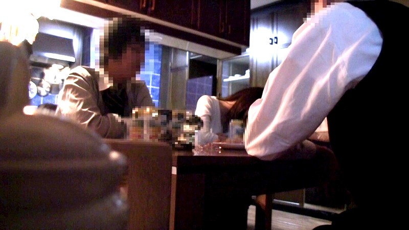 ＜盗撮＞ 実録 寝取られ 堅物の妻を内緒で酔わせて、若い部下達の肉棒を...