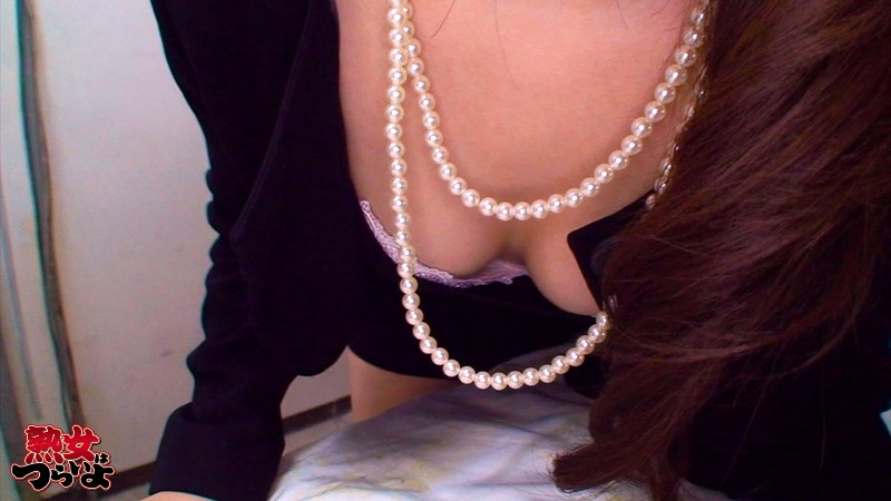 ＜盗撮＞ 葬儀会場 霊安室 病室 喪服美熟女未亡人たちの胸チラとパンチ...