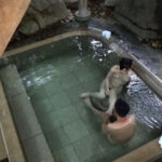 ＜盗撮＞ 卑猥な音が露天風呂に響きわたる。 『FANZA』