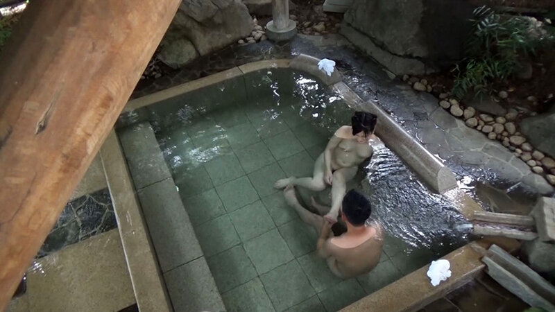 ＜盗撮＞ 卑猥な音が露天風呂に響きわたる。 『FANZA』