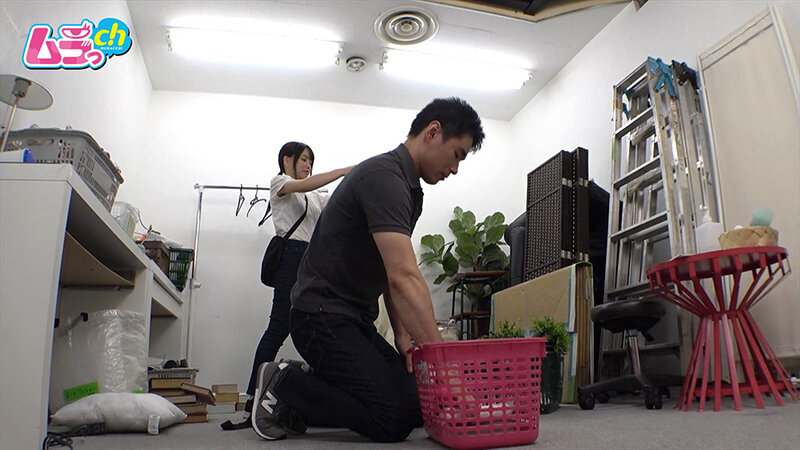 ＜盗撮＞ ニンゲン観察 深夜のバラシタイム、エログッズ宝庫なAV会社の...