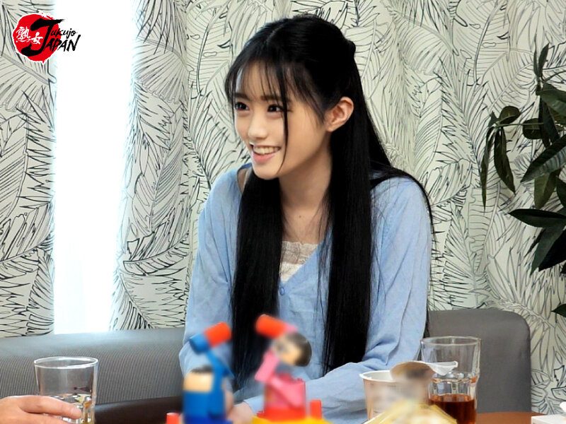 ＜盗撮＞ イケメンが人妻を部屋に連れ込んでSEXに持ち込む様子を盗み撮...