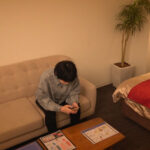 ＜盗撮＞ ホテル部屋REC 彼女との初エッチ前に練習したい！ウブすぎる真面目童貞男子が熟女デリヘル嬢のアツ～い手ほどきで一つ上の男にレベルアップ 『FANZA』