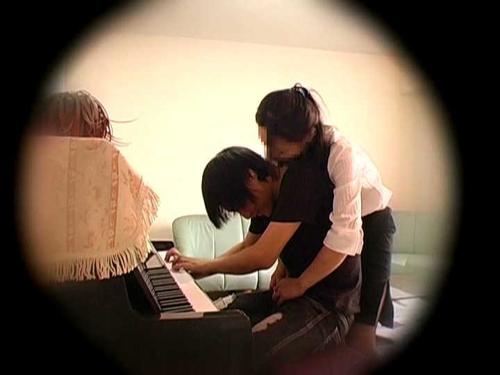 ＜盗撮＞ 実在する人妻淫乱ピアノ教師 レッスン中にワイセツ6人180分...