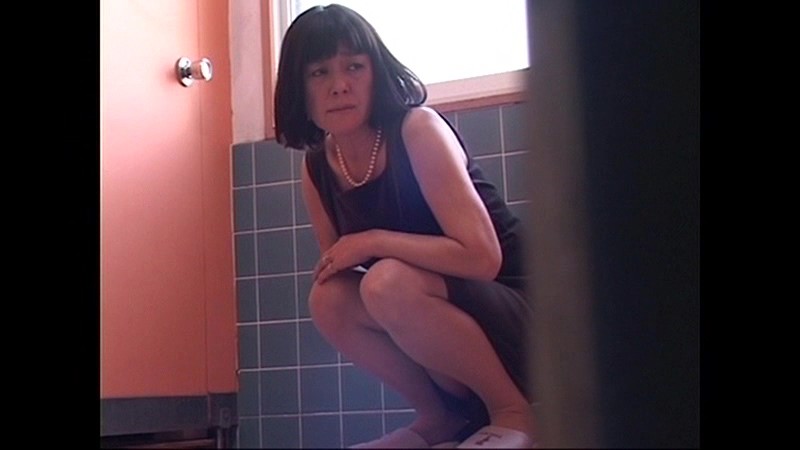 ＜盗撮＞ おしっこ我慢の限界 トイレに間に合わず途中で悶絶失態おもらし...