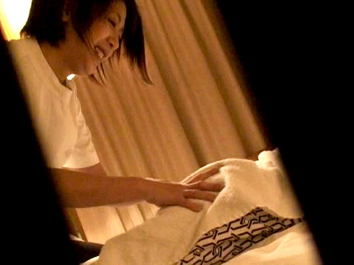 ＜盗撮＞ 覗かれた密室交渉の罠 勃起チ○ポ見てアソコが濡れたマッサージ...