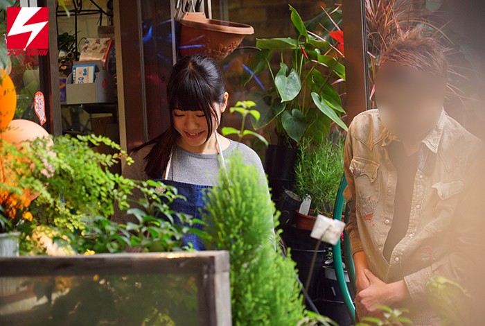 ＜盗撮＞ 某花屋で働く看板娘あやめちゃん（仮）AVデビュー！神対応で人...