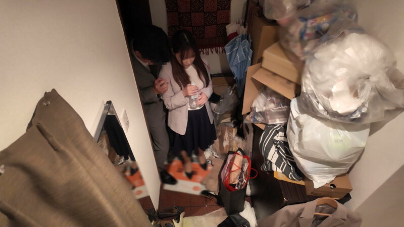 ＜盗撮＞ 我慢できない…玄関セックス 扉一枚隔てた向こうは外。バリキャ...