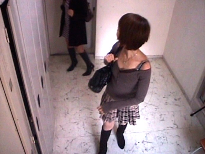 ＜盗撮＞ 社内盗撮 更衣室に仕掛けられた2台の盗撮カメラの着替え映像 ...