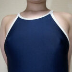 ＜盗撮＞ 南日菜乃 濡れてテカってピッタリ密着 神スク水 可愛い女子のスクール水着姿をじっとりと堪能！着替え盗撮から始まり貧乳から巨乳にパイパン、ハミ毛、ジョリワキ等のフェチ接写やローションソーププレイやスク水ぶっかけ等を完全着衣で楽しむAV 『FANZA』