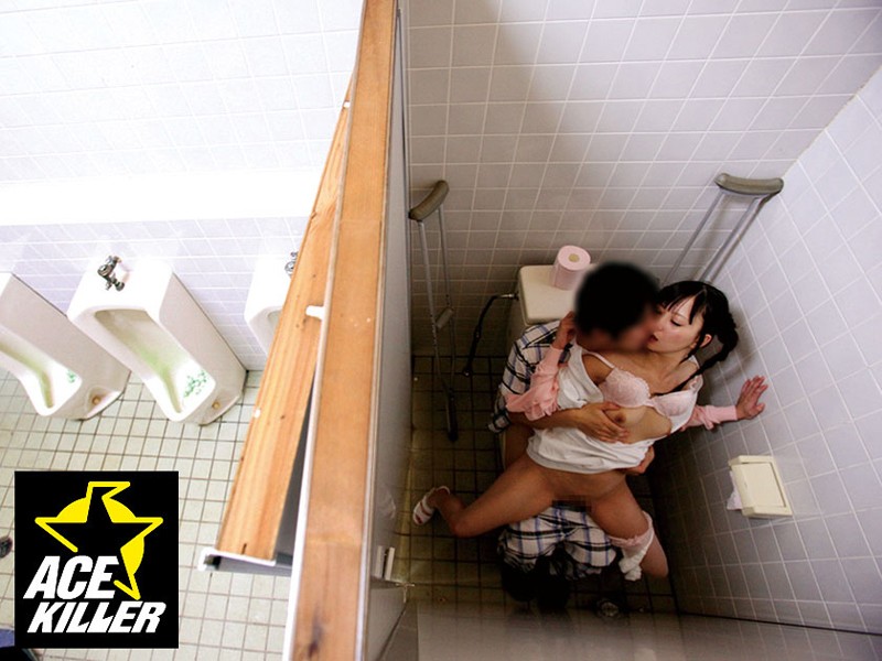 ＜盗撮＞ 病院のトイレで用を足してもおさまらない患者の勃起チ●ポを見た...