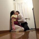＜盗撮＞ 我慢できない…玄関セックス 扉一枚隔てた向こうは外。ムチムチの家政婦にセクハラ 玉木くるみ 『FANZA』