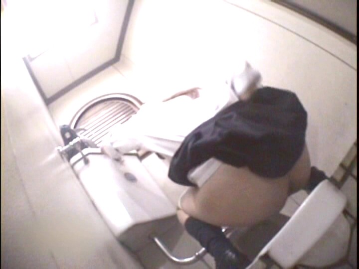 ＜盗撮＞ トイレ盗撮！ 我慢できずにおもらししちゃう女子校生たち！！ ...