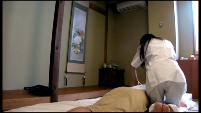 ＜盗撮＞ ちょっと綺麗なマッサージのおばちゃんに土下座して頼んだら生○...