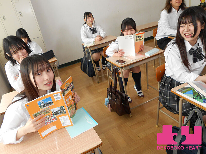 ＜盗撮＞ クラスで一番美人なマドンナのパンチラが撮れちゃった！？パンツ...