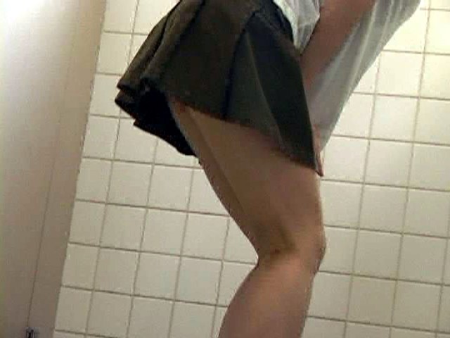 ＜盗撮＞ 熟女限定 男子便器立ちション便盗撮 4 『FANZA』