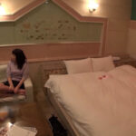 ＜盗撮＞ 間男チ○ポをマ○コで咥えこんで離さない！エロすぎ巨乳妻 『FANZA』