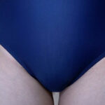 ＜盗撮＞ 瀬戸ひなこ 濡れてテカってピッタリ密着 神スク水 可愛い女子のスクール水着姿をじっとりと堪能！着替え撮影から始まり貧乳から巨乳にパイパン、ハミ毛、ジョリワキ等のフェチ接写やローションソーププレイやスク水ぶっかけ等を完全着衣で楽しむAV 『FANZA』