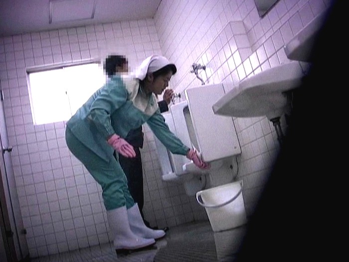 ＜盗撮＞ 意外とヤレる！！掃除婦のオバサン 2 『FANZA』