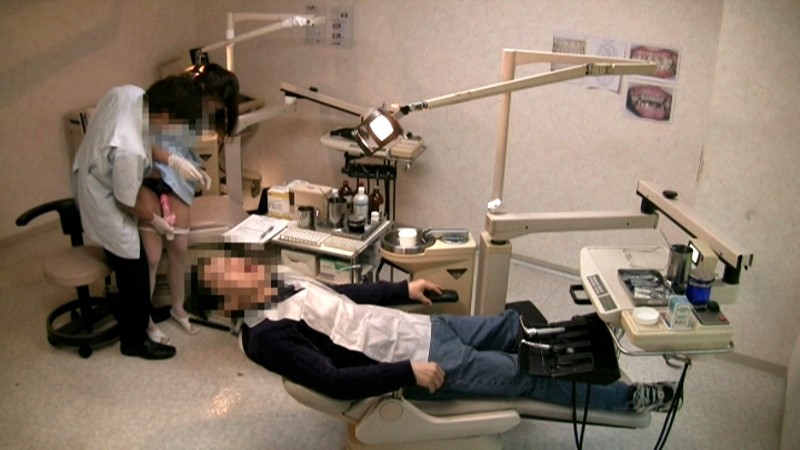 ＜盗撮＞ 変態歯科医投稿動画 治療中に助手をバイブ責め 『FANZA』