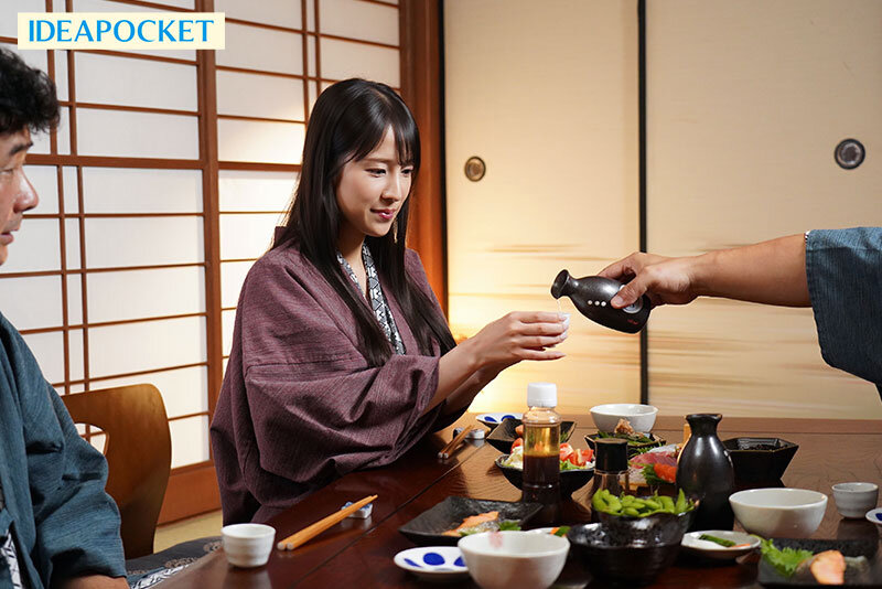 ＜盗撮＞ 地方ロケで訪れた温泉旅館でマネージャーに仕組まれ地元のゲス社...