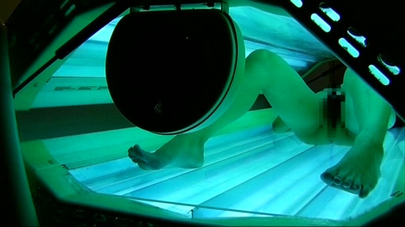 ＜盗撮＞ 日焼けマシーン中にムラムラしちゃってオナニーはじめちゃった女...