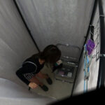 ＜盗撮＞ パツパツのタイトスカート、赤文字系おねえさんのお着替え 『FANZA』