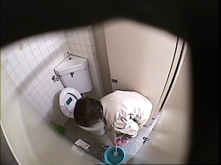 ＜盗撮＞ 意外とヤレる！！掃除婦のオバサン 7 『FANZA』