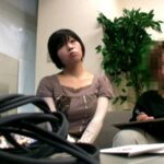 ＜盗撮＞ 人妻と2人っきりでAV観賞 速攻びしょ濡れドスケベ主婦編 『FANZA』