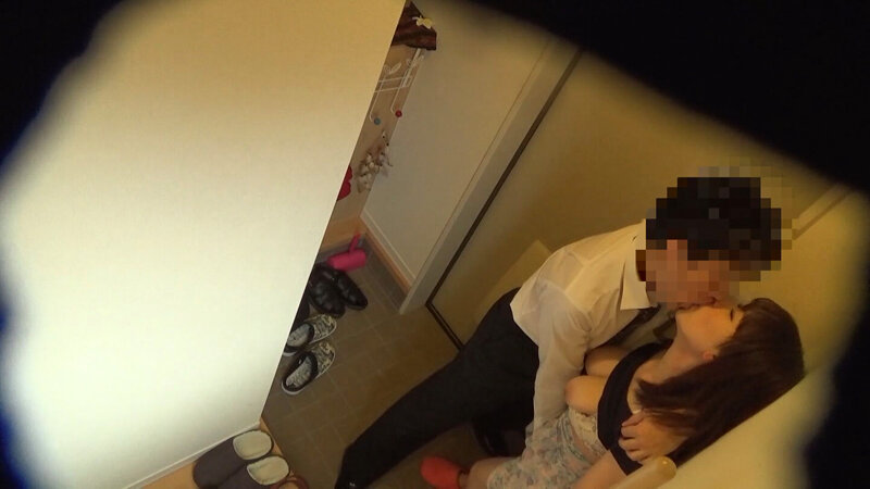 ＜盗撮＞ 【寝取られすぎる妻】間男に跨って楽しそうに不倫セックスするな...