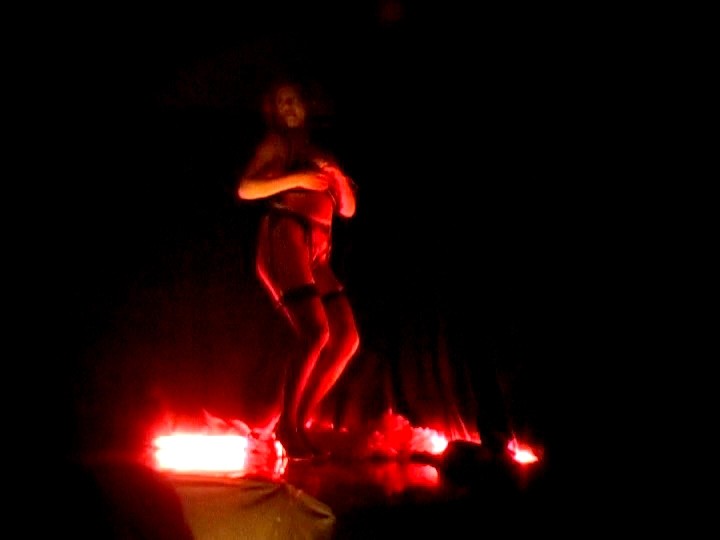 ＜盗撮＞ 人妻ストリッパー 違法劇場の過激映像 本番まな板ショー盗撮 ...