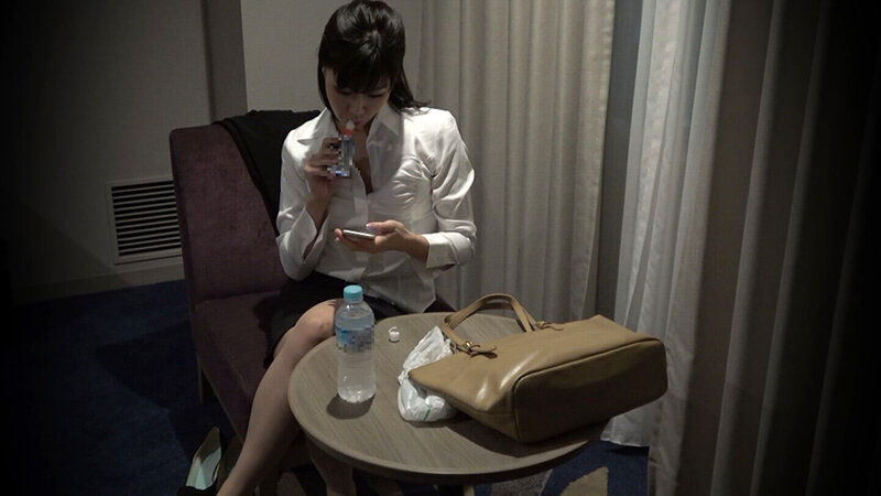 ＜盗撮＞ 上品な美尻OLの地味オナが生々しくてエロい！ 『FANZA』