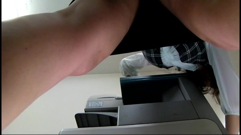 ＜盗撮＞ ちょいエロ部長がコピー機の下に仕込んだカメラで部下のOLパン...