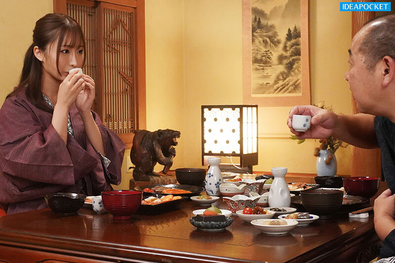 ＜盗撮＞ ロケ先の温泉旅館で大嫌いなプロデューサーとまさかの相部屋に…...