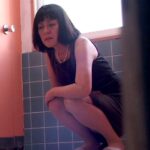 ＜盗撮＞ 人妻豪快立ちション便盗撮 『FANZA』