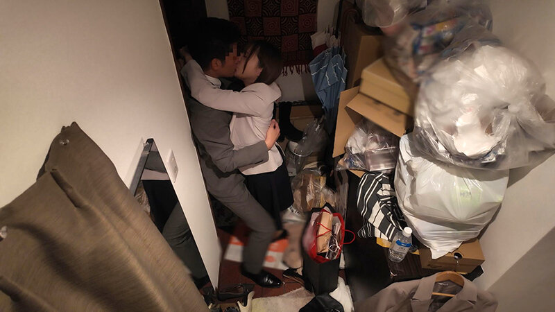 ＜盗撮＞ 玄関セックス 扉の向こう側でチ●ポをしゃぶりハメ狂う淫乱女た...