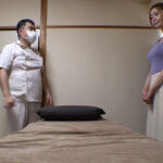 ＜盗撮＞ 媚薬オイルマッサージ 痴●盗撮＆中出し素人娘VOL.74 超強力媚薬を配合したマッサージオイルを施術中に知らずに塗りこまれたオンナは、身体の火照りに驚き、チ〇ポを欲しがる自分に戸惑い、垂れ出したマン汁に恥ずかしがりながらも生ハメ中出しまで欲してしまう！ 『FANZA』