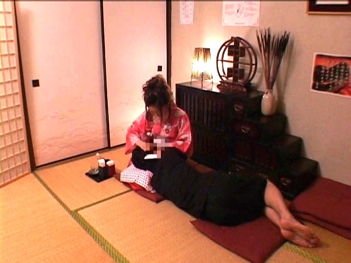 ＜盗撮＞ ひざまくら耳かき店の浴衣美人 接客中にどこまでヤレるか！？ ...
