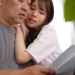 『人妻』 妻の連れ子の制服J●がウザいくらいの甘えん坊！中年パパにキスしてフェラしてまたキスして密着ベタベタ中出し性交 新井リマ 【FANZA】