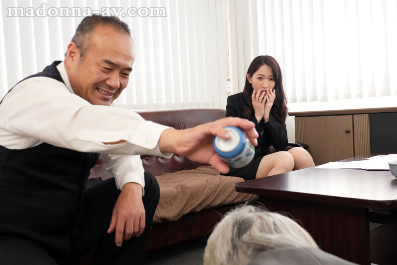 『人妻』 取引先の傲慢社長に中出しされ続けた出張接待。 専属美女、イイ...