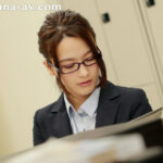 『人妻』 職場の隅に居る派遣の藍さんは僕たち社員専用！！都合の良い言いなり中出しペット 向井藍 【FANZA】