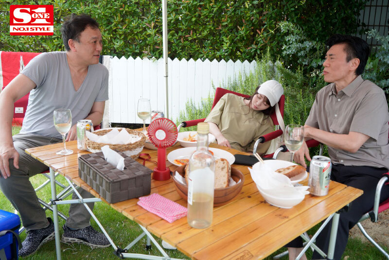 『人妻』 あんなに嫌がっていた妻が町内会キャンプにどハマりした中年オヤ...