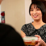 『人妻』 お子さんが目の前にいるのに、隣に引っ越してきたシングルマザーとやっちゃった俺 もなみ鈴 【FANZA】